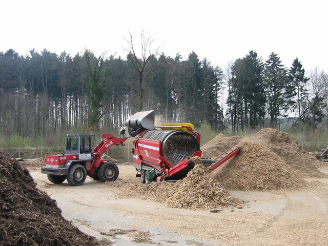 Sieben von zerkleinertem Altholz