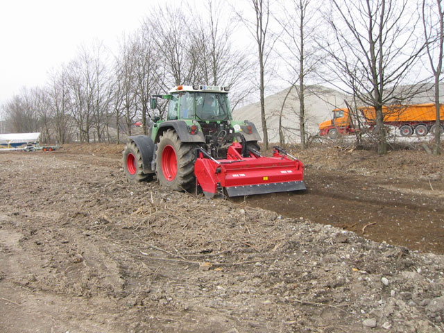 Steinzerkleinerereinsatz zur Rekultivierung