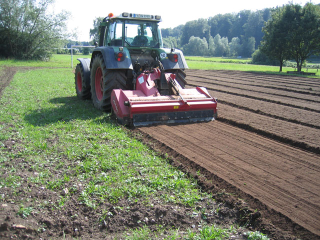 Einsatz des Steinzerkleinerer vor Raseneinsaat