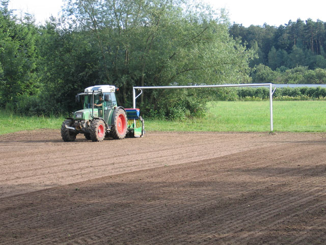 Einsaat Fu&szlig;ballplatz